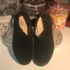 Black Ugg slip-ones.